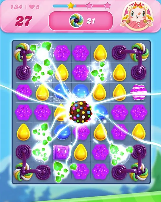 Skjermbilde fra Candy Crush Saga: et brett midt i en kombinasjon, med nivåmål og trekkteller øverst